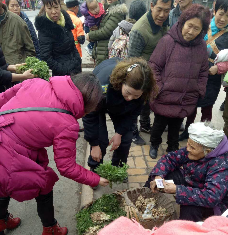四川愛心城管幫9旬婦賣菜