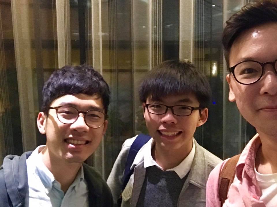 黃之鋒羅冠聰台北機場遇示威 警員出動協助離開