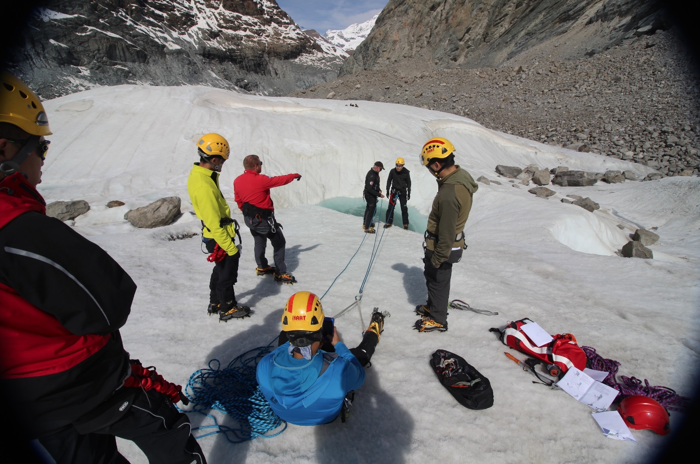 消防組攀山拯救專隊　已招3英國犬「入伍」
