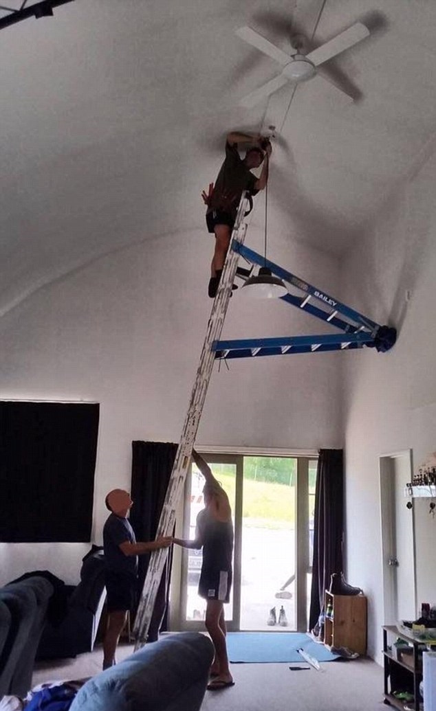 樓底高點換燈膽 3人2梯大陣仗