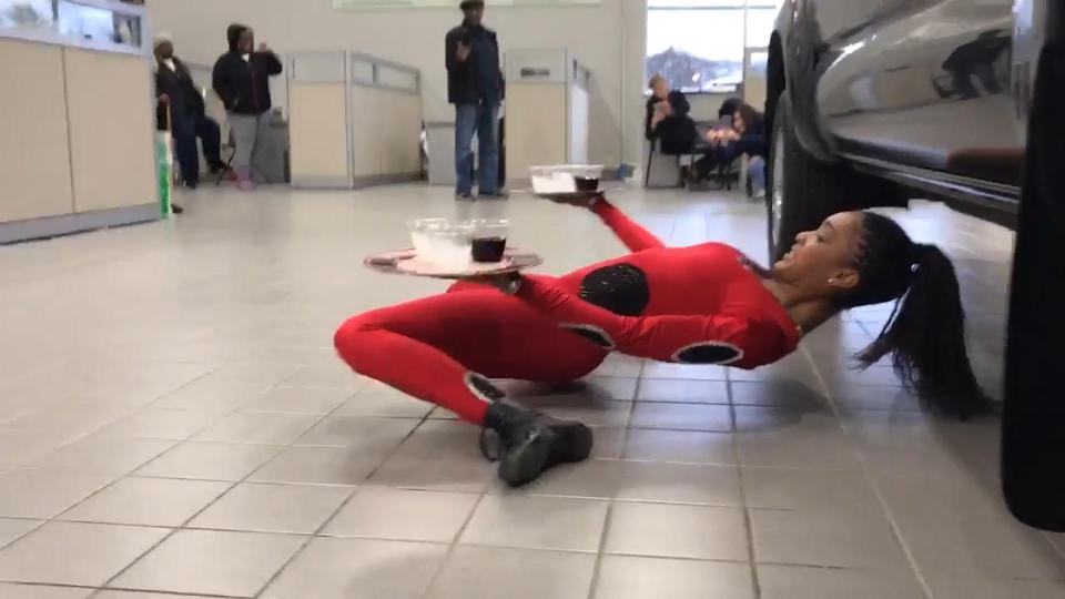 凌波舞者彎腰穿過超窄車底 兩盤飲料無倒瀉(有片)