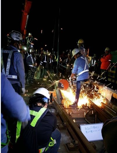 台機捷漏夜更換斷裂鋼軌