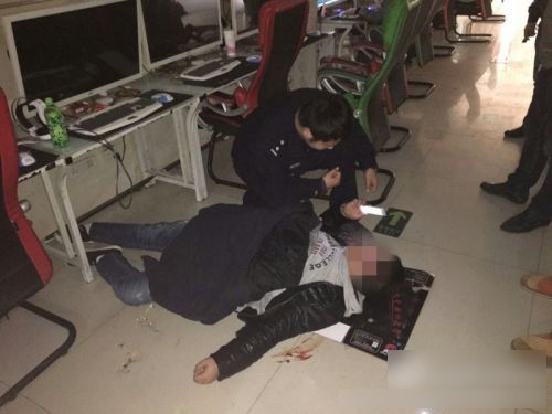 打機打到吐血倒地 中山男：快扶我起來我們快贏了