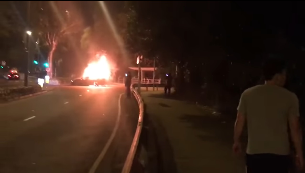 粉嶺馬會道私家車撞壆起火 2死1傷