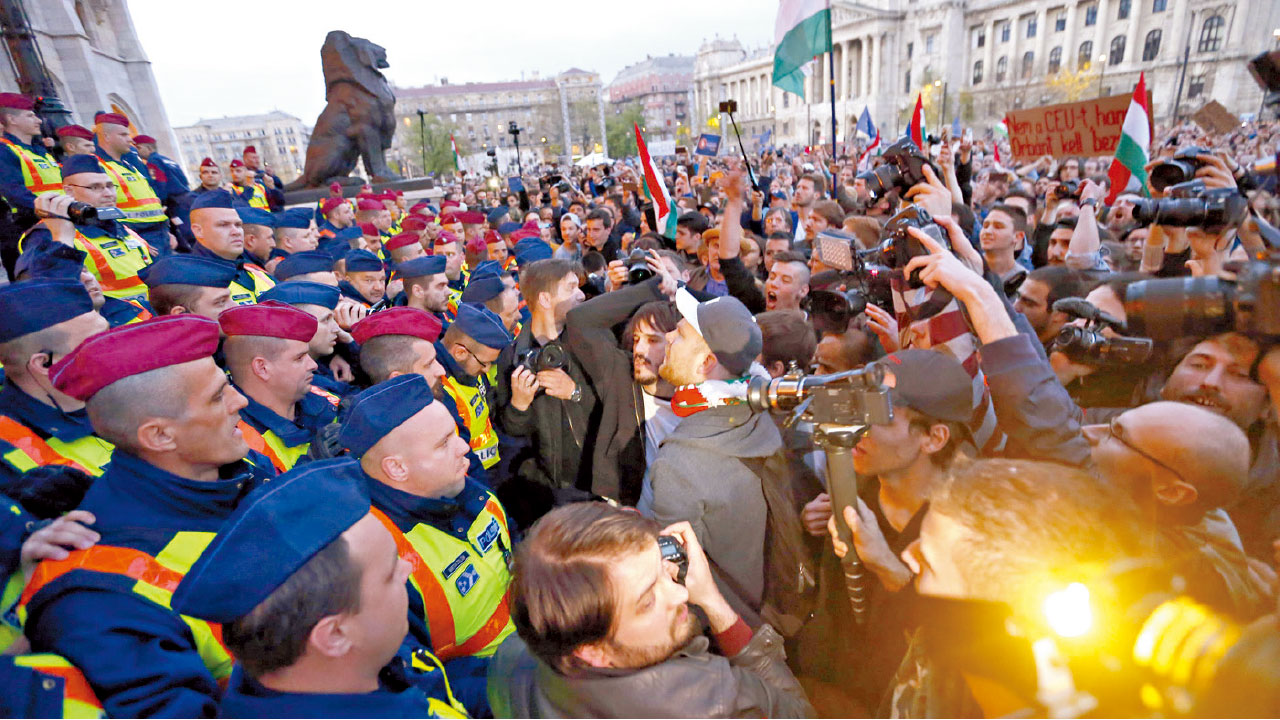 屢唱反調成政府眼中釘 匈擬關索羅斯大學 8萬人示威