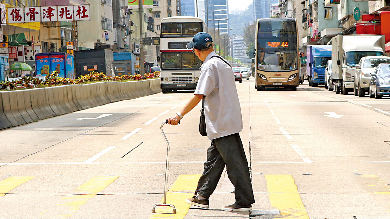 【am獨家】明年中實測 延長綠燈過馬路 長者殘疾人士拍卡即加時