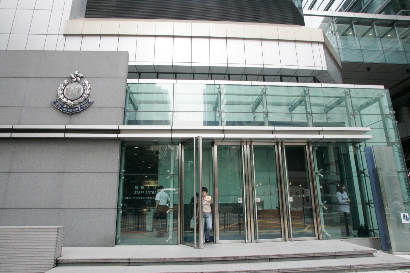  4男女扮銀行職員涉串謀行騙被捕