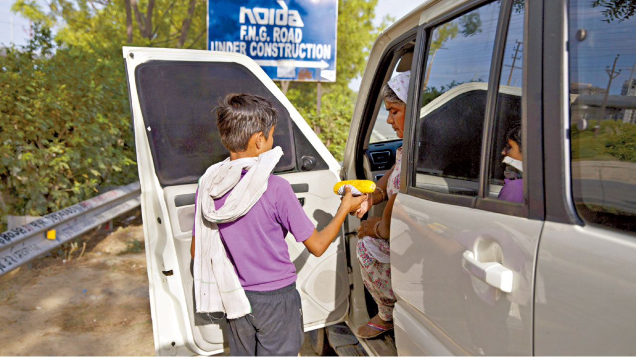 印童路邊賣粟米 日做12小時賺20元