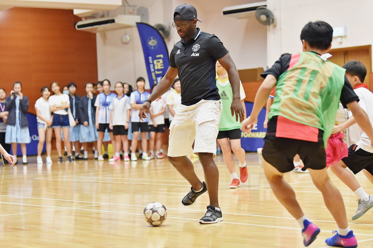 沙夏與中學生 砌磋球技講法文