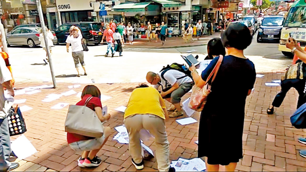 兩男子撒追債傳單 附10元鈔票途人瘋搶