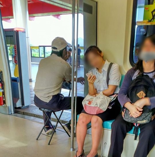 搭捷運無位 阿伯淡定坐私家凳