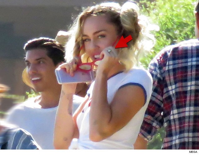 【即時娛樂】Miley刻意騷婚戒再傳秘婚