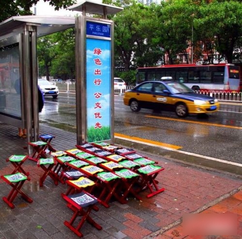 京城出現共享摺凳 網民：唔掃QR code會夾屁股？