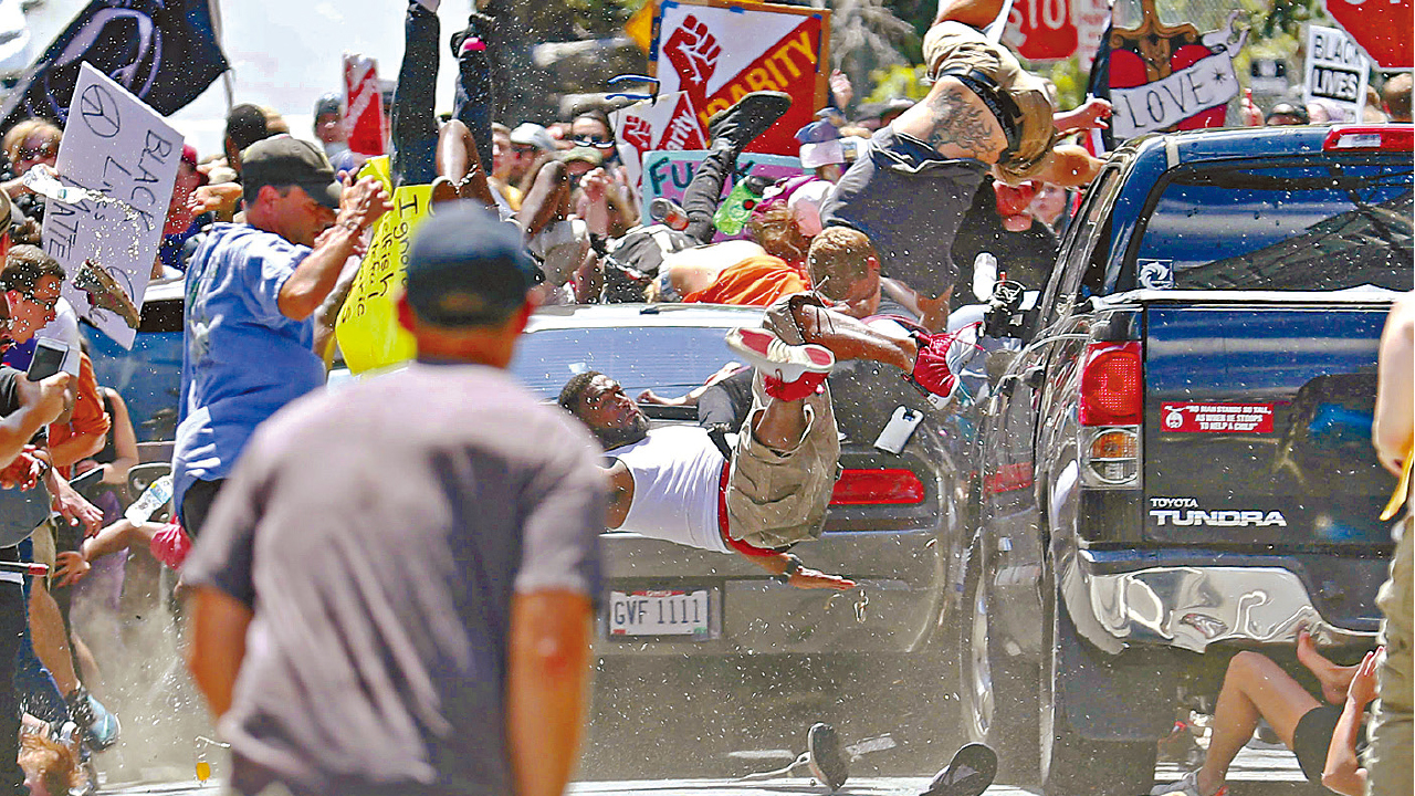 特朗普避譴責白人主義者捱轟  汽車撞反法西斯示威者20死傷