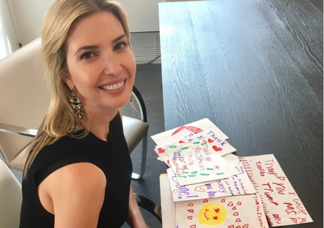 伊凡卡開心拆粉絲信 網民嘲：你老豆寫㗎？