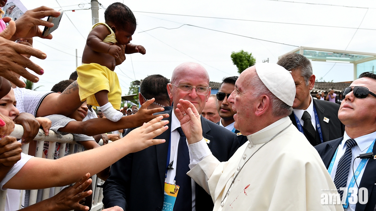 教宗方濟各訪問哥倫比亞 專車上失平衡撞傷