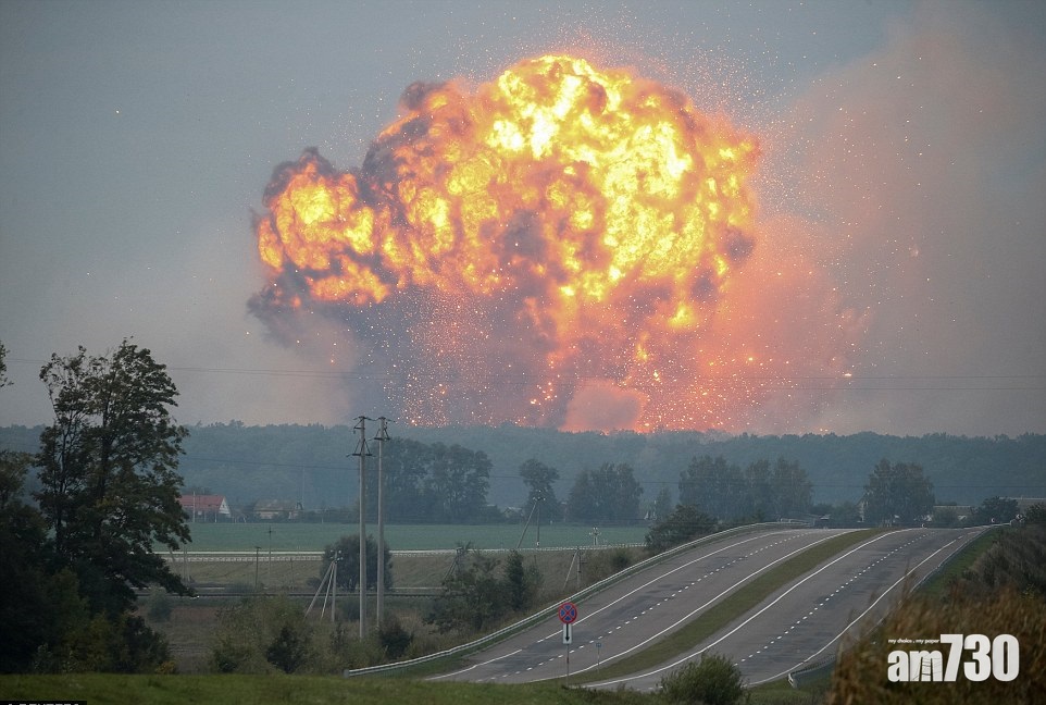 【有片】烏軍火庫爆炸 炮彈沖天飛3萬人疏散