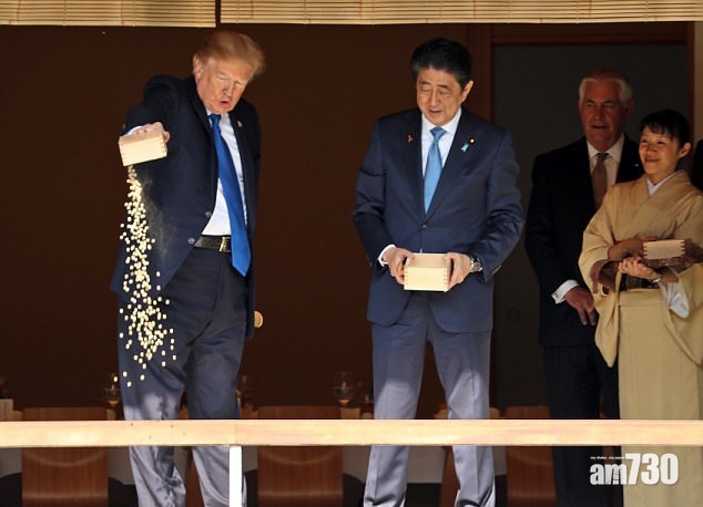 【有片】訪日餵錦鯉不耐煩 特朗普整兜魚糧倒落池塘