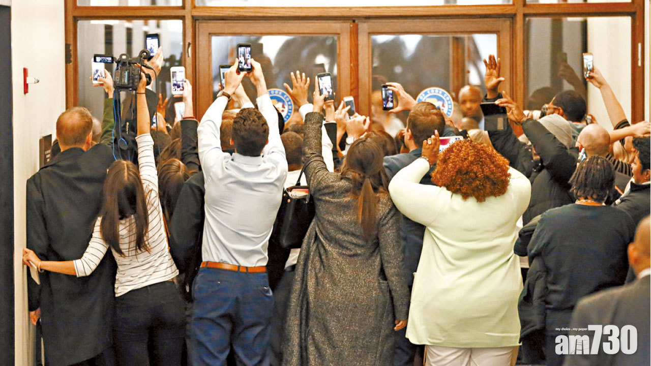 出席陪審團遴選  民眾逼爆圍拍奧巴馬