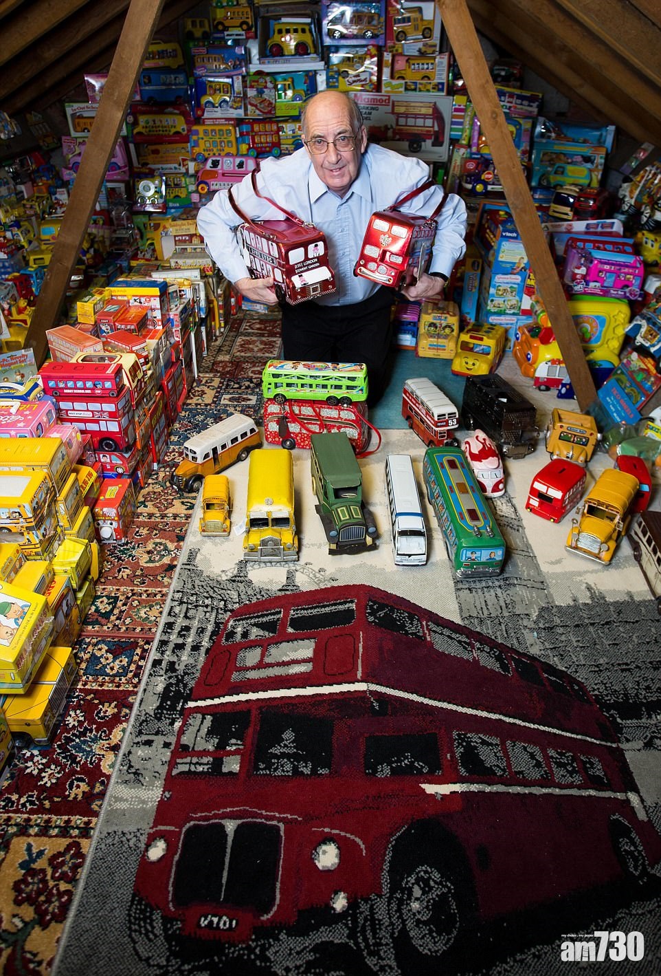 全球最大「玩具巴士庫」 英漢60年儲1.4萬架