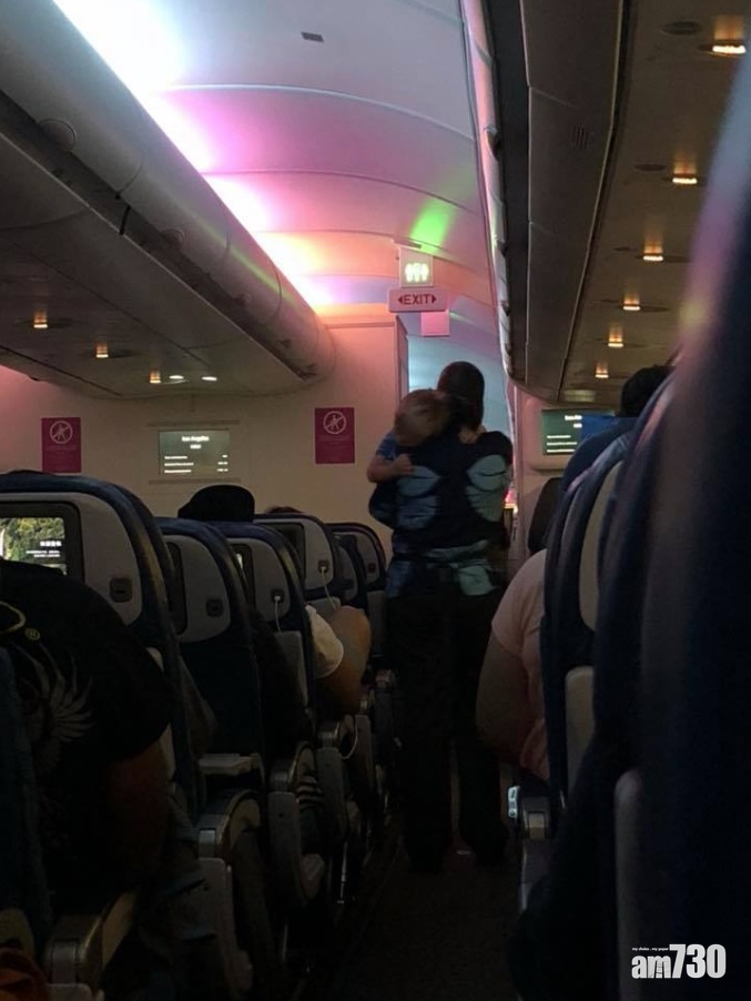 幫哄哭鬧小孩 溫柔空姐獲網民激讚