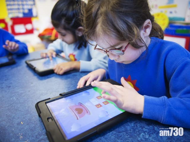 【家長留意】手機玩太多 學童揸唔到筆寫字