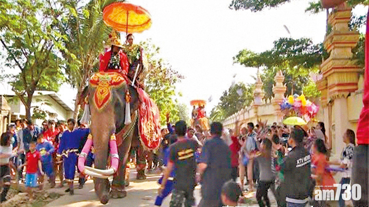 富商騎象出巡  沿途灑錢做功德 