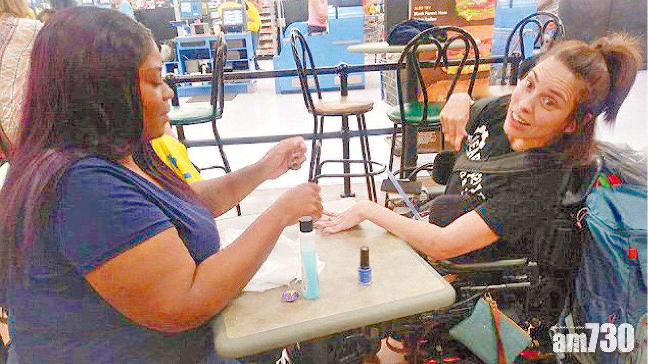 收銀員義塗 腦癱女晒靚甲