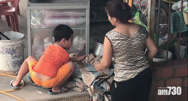 【有片】大媽要殺鴨 善良男童以手「擋刀」