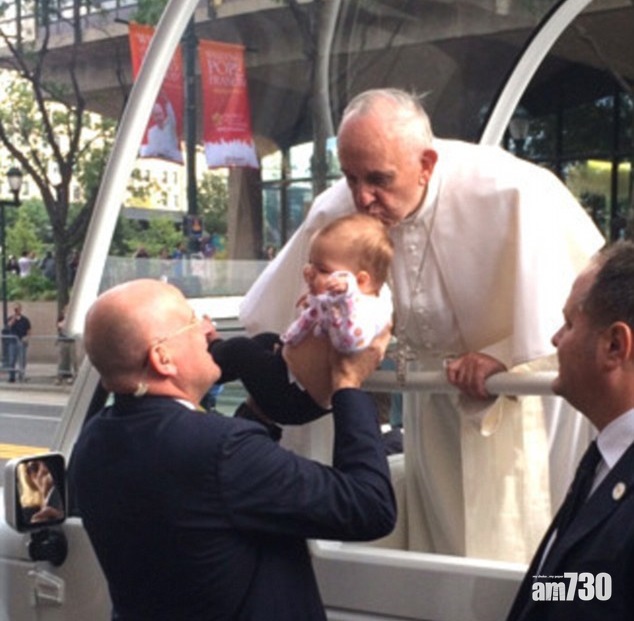 信有奇蹟  教宗吻走腦瘤