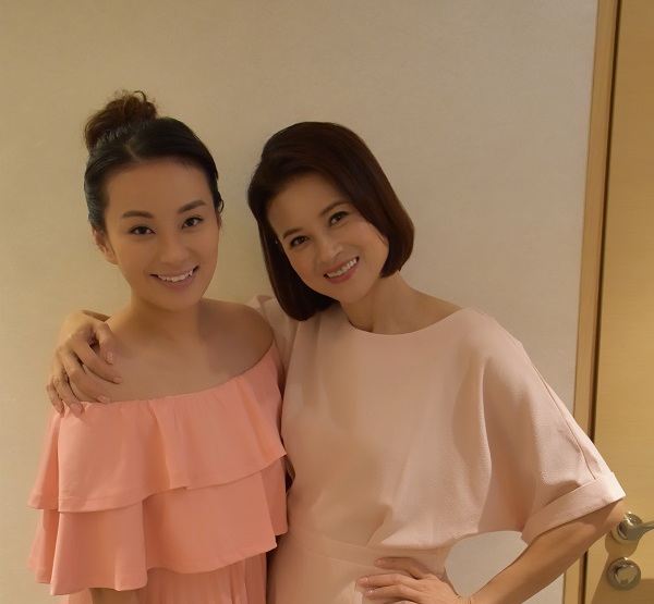 【即時娛樂】黎燕珊母女檔拍廣告留念