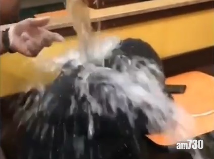 【離譜！】用水淋醒露宿者兼笑住拍片 冬甩店員遭停職