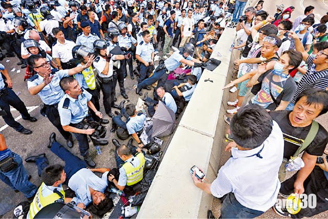 【佔中案】鍾耀華代表律師 : 警方用催淚彈需間接負上責任