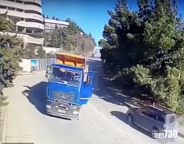 【煞車失靈】無人駕駛貨車衝落山 撞毀兒童樂園 (有片)