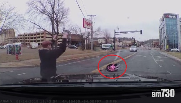 【點做人阿媽】B女飛出車外 懵媽20分鐘後先返嚟搵人(有片)