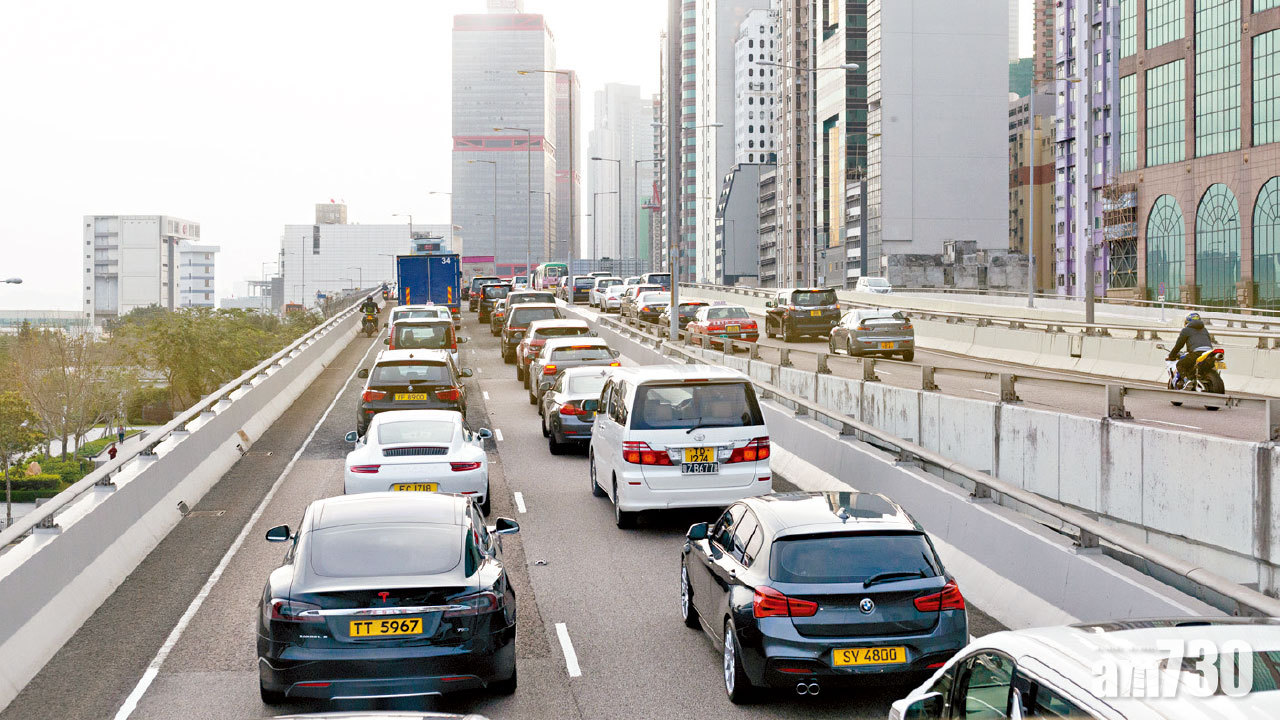 繞道開通指示混亂 林士街天橋大塞車