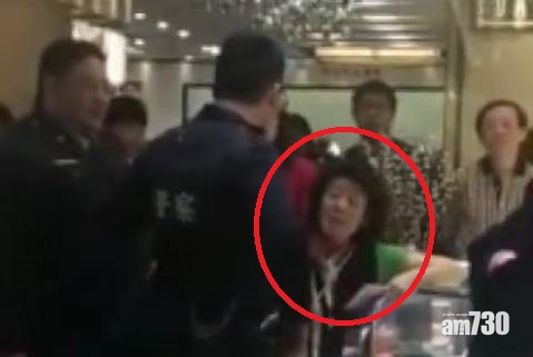 【買咗1年有磨損】求退珍珠頸鏈被拒 陸大媽大鬧點睛品