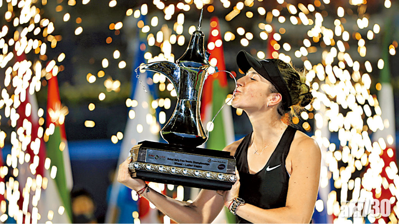 圖片新聞: 黑馬捧盃