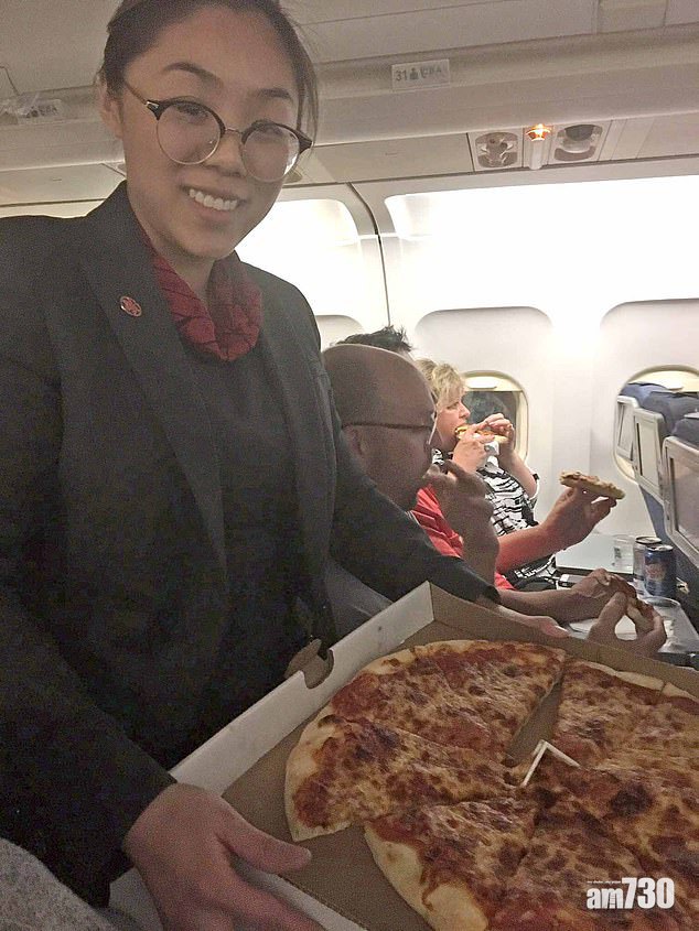 【是真的】風雪困停機坪 機長訂23個薄餅上機請乘客