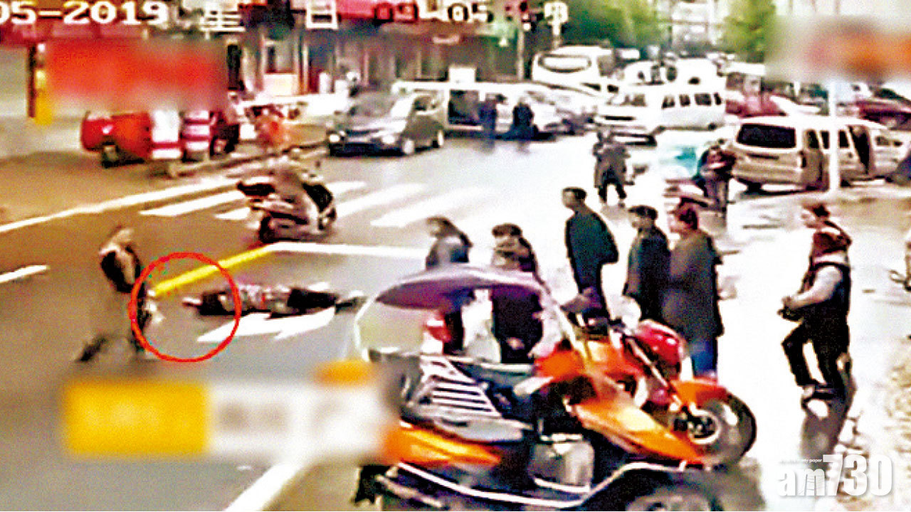  傷者倒地不起 四川司機撞人再輾