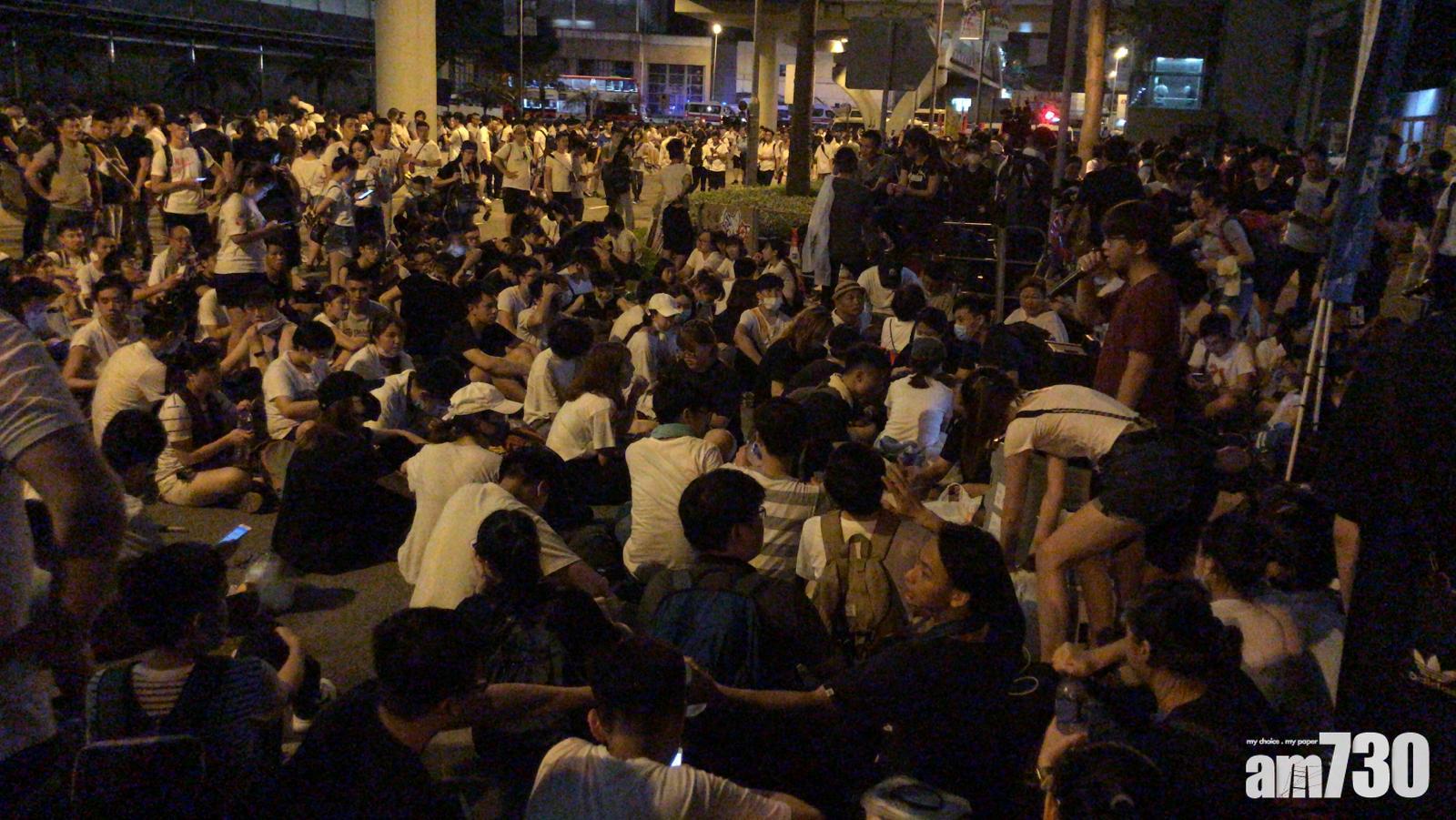 【反修例遊行】眾志宣佈有過百名市民靜坐在立會停車場前 呼籲民眾留守