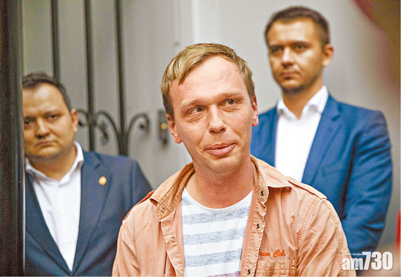 揭官員貪污記者疑被屈販毒 俄警突撤控