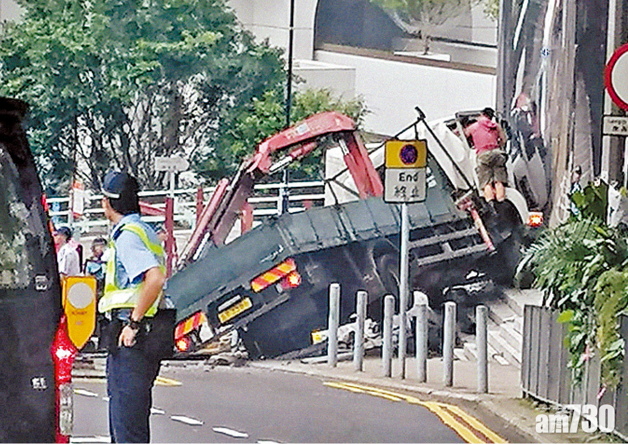 花園道落斜失控撞2車 吊臂車剷上行人路4傷