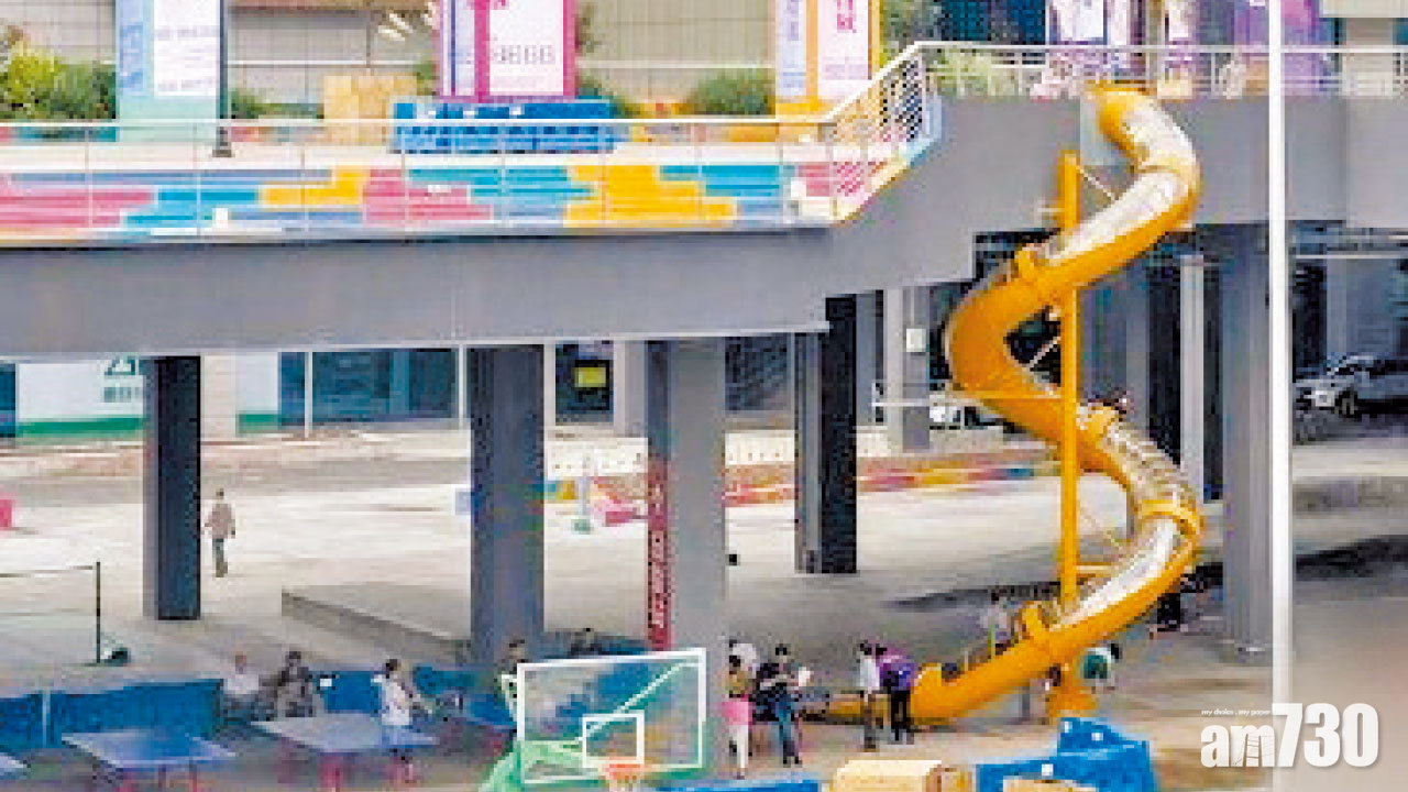 數秒瀡出站 重慶輕軌站外設螺旋滑梯