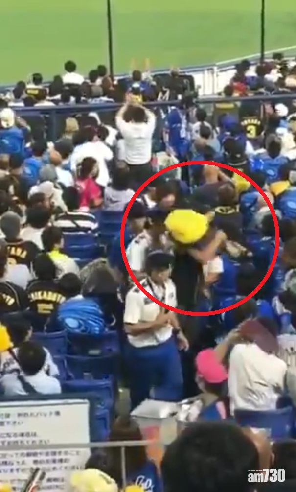 球迷見愛隊落後發難打人  武器竟然係︰掟自己個仔 (有片)
