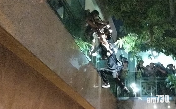 【上水遊行】警方清場有示威者幾乎跌落橋  尹兆堅被警棍擊中左額稱必定追究