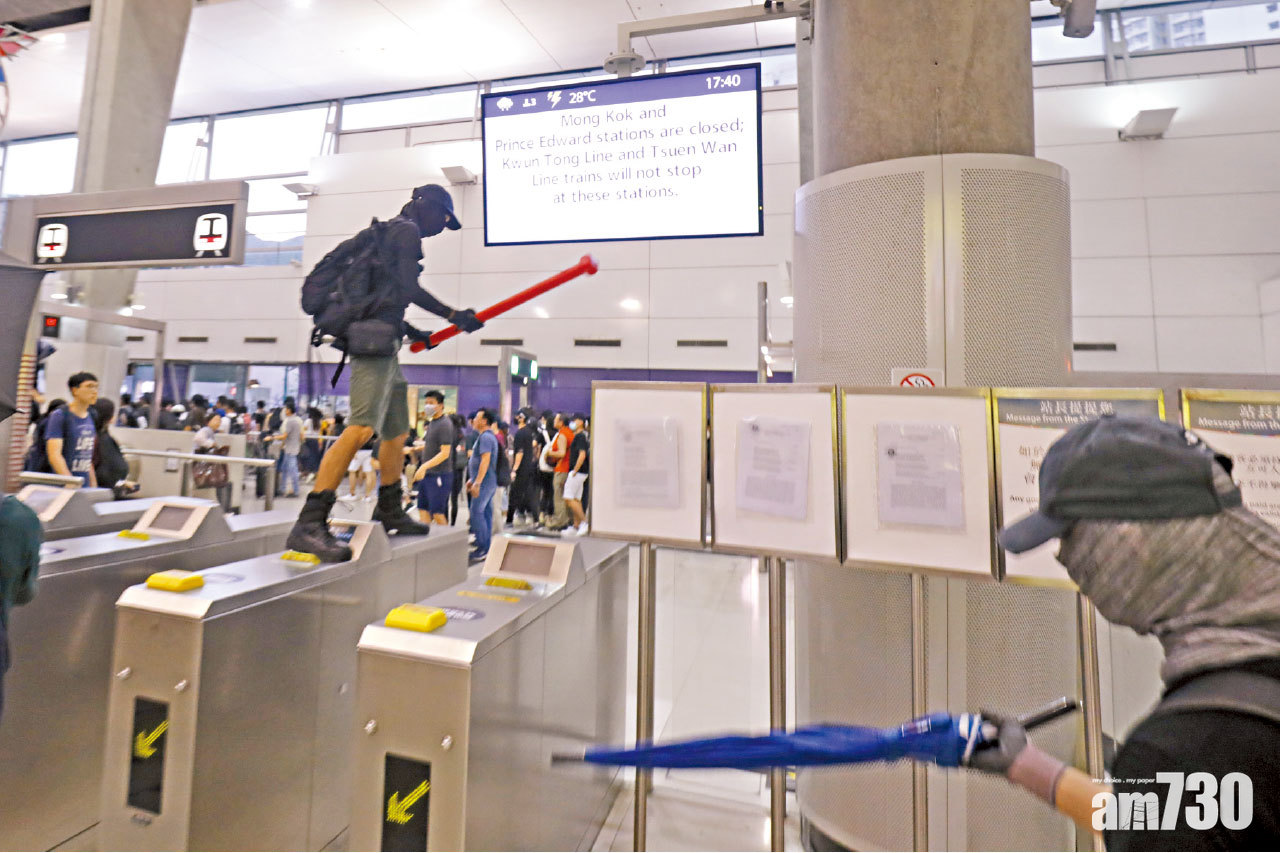 示威者癱瘓機場交通 破壞港鐵站 旅客徒步往返東涌