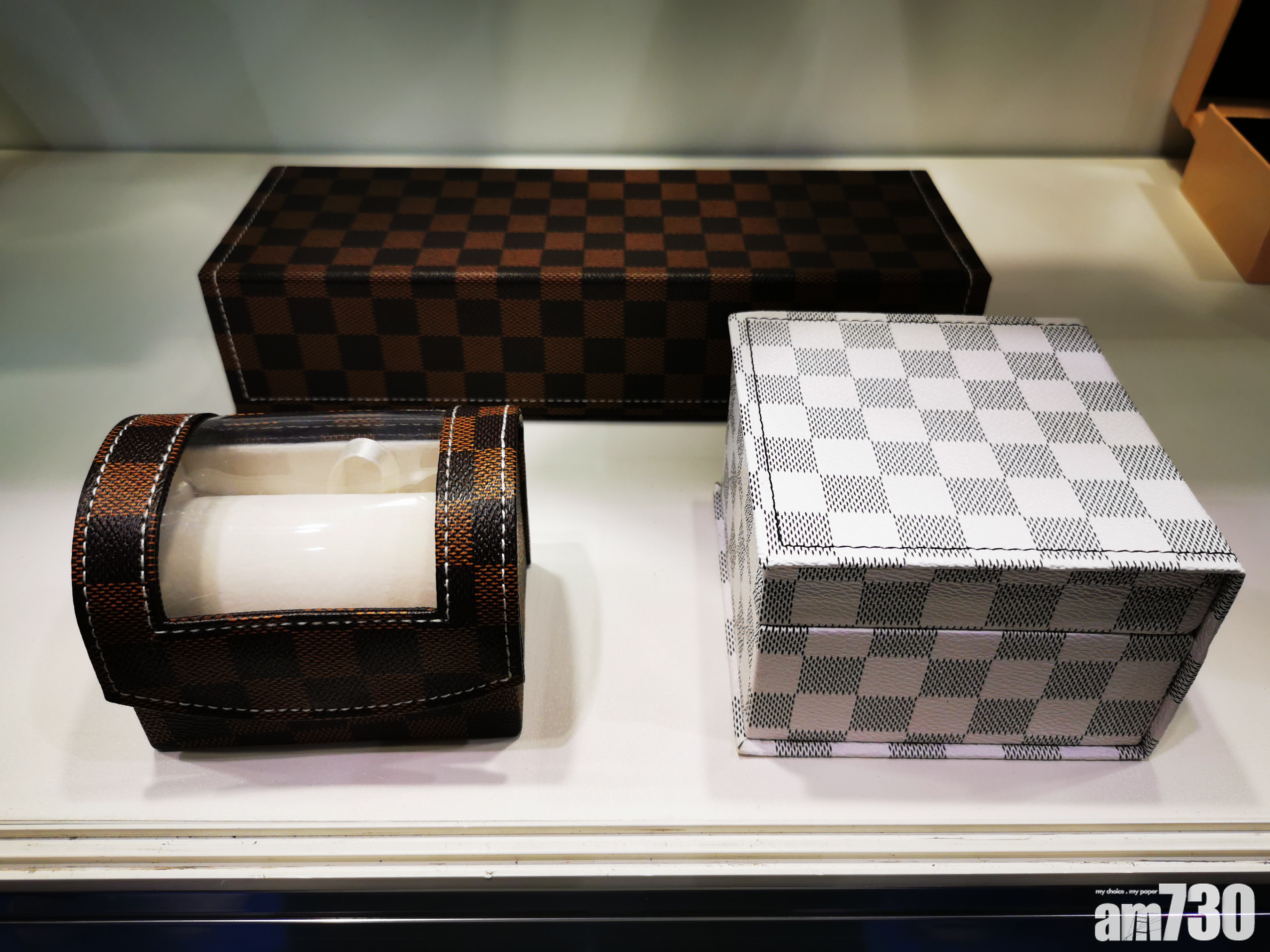 【香港鐘表展】海關檢懷疑冒牌手表盒拘男售貨員  