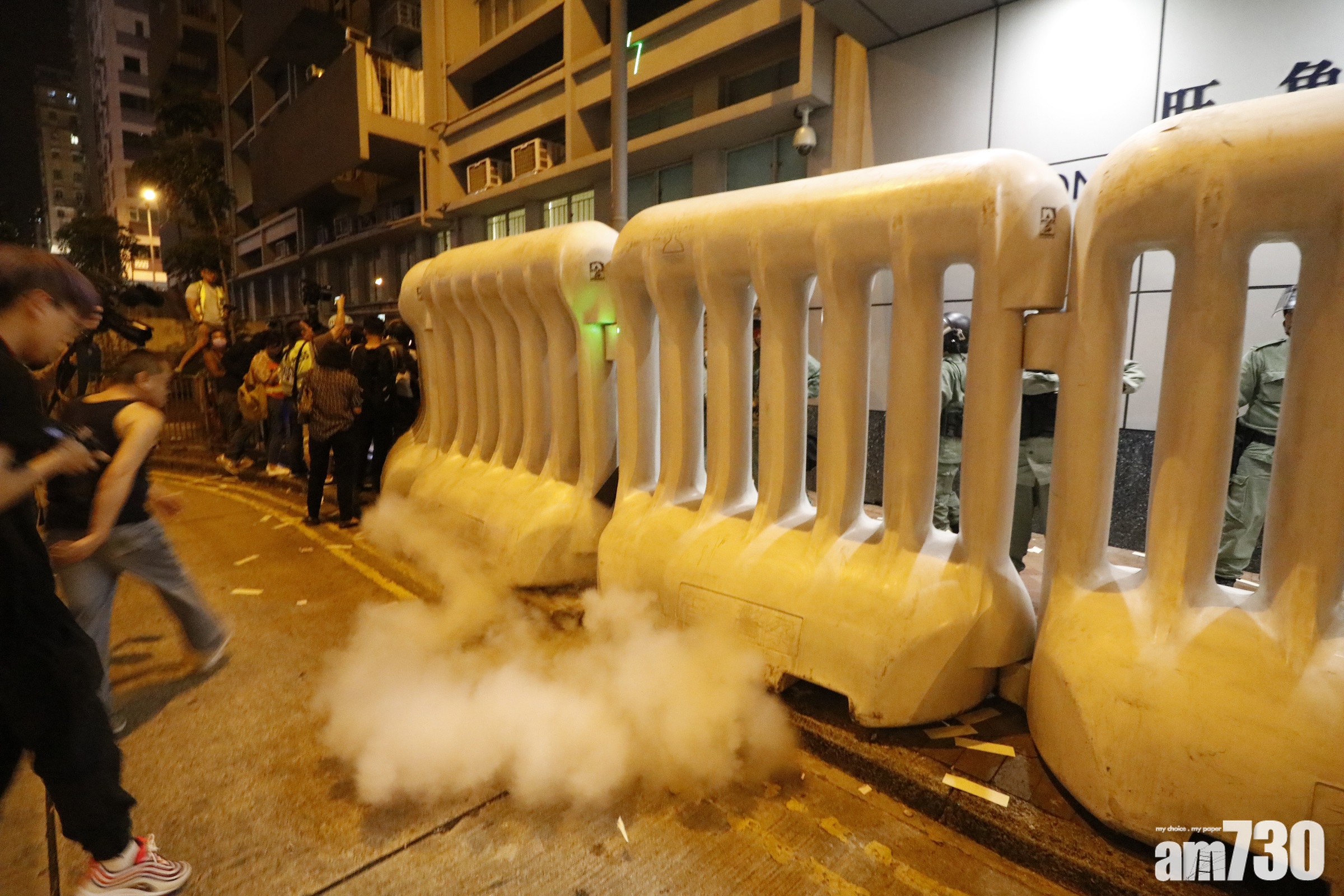 有人旺角警署外點爉燭 警滅火筒撲滅