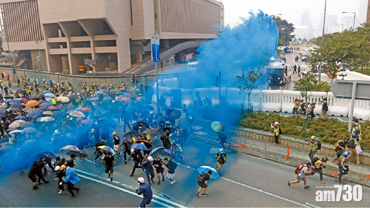 港島日夜激戰  密集催淚彈驅散拉逾百人